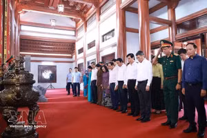 在庄严肃穆、虔诚感恩的氛围中，黎明兴总理和工作代表团默哀一分钟，缅怀长眠于谅山省烈士陵园的英雄烈士们——他们为祖国的独立、自由和人民的幸福奉献了青春和热血。（图片来源：越通社）
