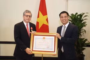 越南外交部副部长邓黄江向巴西驻越南特命全权大使马尔科·法拉尼授予友谊勋章。