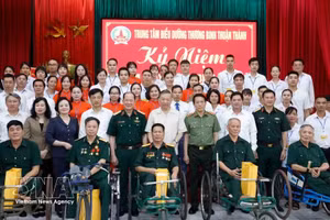 越共中央总书记、国家主席苏林前往北宁省顺成伤残军人疗养中心，看望慰问伤病残军人并向其赠送慰问品。（图片来源：越通社）