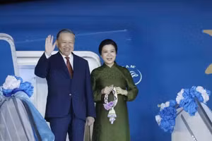苏林总书记、国家主席和夫人启程对新加坡共和国进行国事访问。