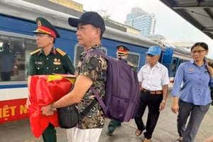 越南铁路部门为护送烈士遗骸返乡亲属提供免费火车票。（图片来源：congly.vn）