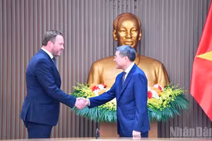 越南政府总理黎明兴会见爱沙尼亚外交部长马尔古斯·查赫克纳。