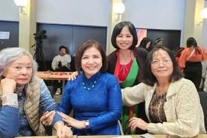 陈秋蓉女士（右一）参加日内瓦越南文化宣传活动。