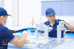 电子芯片生产过程中的一道工序。（图片来源：越通社）