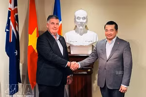 越南驻珀斯总领事范海英在越南驻珀斯总领事馆驻地会见西澳大利亚州-越南商业理事会（WAVBC）主席大卫·摩根。