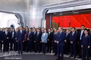 越共中央总书记、国家主席苏林参观中国-东盟人工智能创新合作中心。（图片来源：越通社）