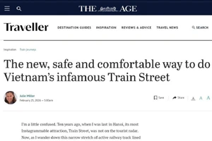 澳大利亚作家分享搭乘'河内五城门'旅游列车的独特体验