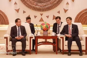 河内市委书记陈德胜会见中国广西壮族自治区党委书记陈刚。