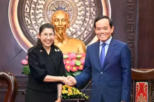 胡志明市市委书记陈流光与泰国驻越南特命全权大使乌拉瓦蒂·斯里菲隆亚。