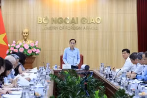 外交部长黎怀忠发表讲话。