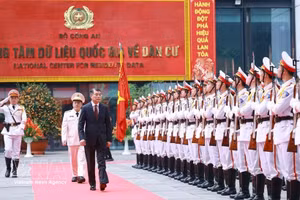 政府总理黎明兴出席社会治安行政管理警察力量传统日80周年纪念典礼暨胡志明勋章授勋仪式。