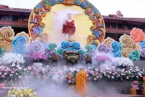 越南佛教教会法主释智广长老在佛诞像前敬香。