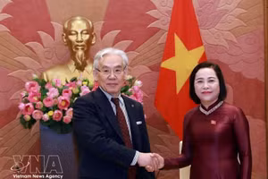 越南国会副主席阮氏清会见日本德洲会集团董事长东上震一。