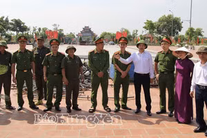 黎贵惇乡领导与乡公安对文化名人黎贵惇诞辰300周年纪念典礼舞台区域进行检查。（图片来源：baohungyen.vn）