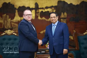 政府总理范明正与白俄罗斯国家司法鉴定委员会主席沃尔科夫。