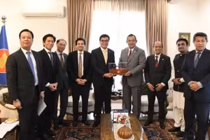 东盟驻巴基斯坦各国大使与巴基斯坦石油部部长阿里·佩尔韦兹·马利克合影留念。（图片来源：越南驻巴基斯坦大使馆）
