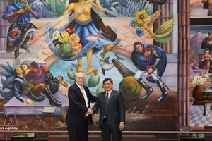 越南农业与环境部副部长陈青南同墨西哥农业与农村发展部部长胡里奥·贝尔德格·萨克里斯坦合影。