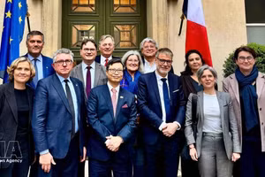 越南驻法国大使郑德海与法越友好议员小组主席米歇尔·克里奥及小组成员合影。