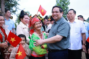 越南政府总理范明正慰问奠边省普洱乡民族同胞。