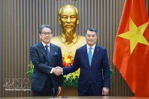 越南政府总理黎明兴（右）与日本国际协力银行（JBIC）董事长前田匡史。（图片来源：越通社）