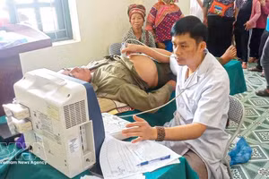 奠边省南歌（Nậm Kè）乡卫生站干部为民众进行巡诊和健康护理。