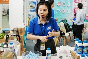 直播介绍产品。（南英 摄）