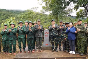 广治省和老挝甘蒙省工作代表团在527号界碑开展检查工作。