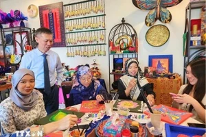 文莱大学的学生们参与了以越南和文莱传统图案为灵感的画画儿活动。