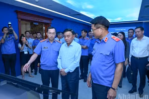越共中央书记处常务书记陈锦秀同最高人民检察院党委常务委员会举行工作会议【组图】