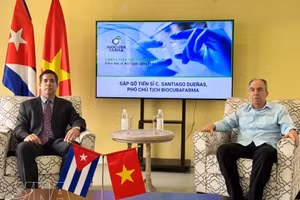 古巴生物技术和医药产业集团(BioCubaFarma)副主席圣地亚哥·杜埃尼亚斯·卡雷拉博士与古巴驻越南大使罗赫利奥·波兰科·富恩特斯（右）。
