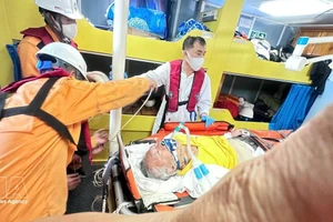 紧急转运海上两名外籍患者上岸治疗。