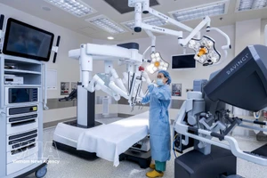 胡志明市FV医院引入全球最先进手术机器人达芬奇Xi。