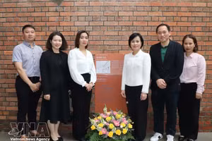 越南驻香港总领事黎德幸同越南驻香港各机构代表在大馆敬献鲜花缅怀胡志明主席。