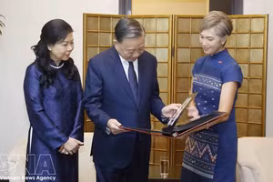 在樟宜国际机场送行时，新加坡数码发展及新闻部部长杨莉明向越共中央总书记、国家主席苏林和夫人赠送了一本记录总书记、国家主席和夫人在新加坡活动的照片集。