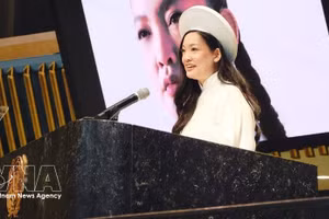 活动发言者阿曼达·阮——女性权益活动家、首位进入太空的越裔女性发表讲话。