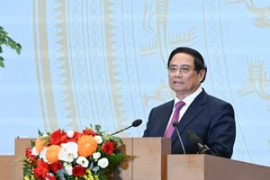 范明正总理出席见面会并发表讲话。