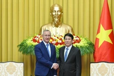 越南国家主席梁强会见俄罗斯卡卢加州州长弗拉迪斯拉夫·沙什帕。（水原 摄）