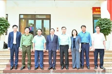 越共中央政治局委员、中央书记处书记、中央宣教与民运部部长郑文决和宣光省领导合影。（图片来源：人民军队报）