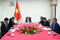 越南政府总理范明正与安哥拉总统洛伦索通电话【组图】