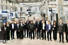 越南政府副总理阮志勇参观德国位于斯图加特的Trumpf工业激光技术集团。（图片来源：越通社）