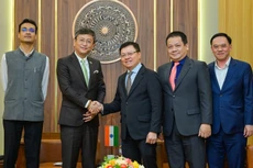 黎国明总编辑与哲灵·W·夏尔巴大使亲切握手。（宝龙 摄）