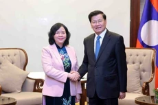 越共中央政治局委员、越南祖国阵线中央委员会主席裴氏明怀拜会了正在对越南进行国事访问的老挝人民革命党中央委员会总书记、国家主席通伦·西苏里。（图片来源：越通社）