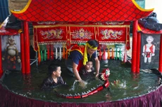 向后代传授水上木偶戏知识。（耀玉 摄）