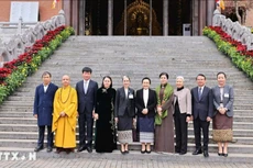 越共中央总书记夫人与老挝总书记、国家主席夫人造访宁平省。（图片来源：越通社）