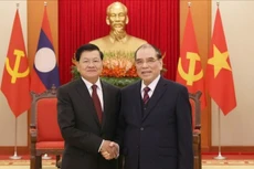 原越共中央总书记农德孟会见老挝人民革命党中央总书记、国家主席通伦·西苏里。（图片来源：VGP）