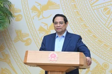 政府总理范明正在会上发表指导性讲话。