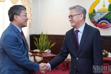 越南外交部常务副部长阮明宇与老挝外交部长通沙万•丰威汉。