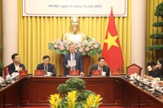 越南国家主席办公厅于12月31日下午在主席府举行新闻发布会，正式公布由国家主席签署的第十五届国会及第十五届国会常务委员会通过的十四部法律和一项法令。（图片来源：越通社）