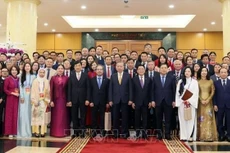 2月8日下午，越共中央总书记苏林在党中央总部会见了出席2026年家乡之春活动的海外越南人侨胞代表。（图片来源：越通社）