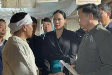 政府副总理陈红河看望慰问婆瀑湖沉船事故受害者家属。（图片来源：VGP）